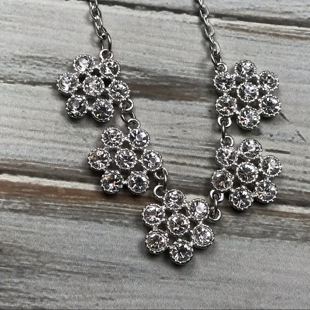 Sparkly rhinestone daisy silver tone necklace